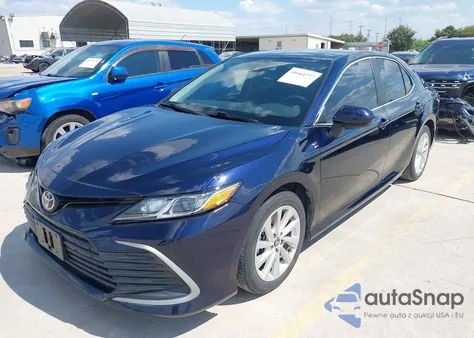 2021 Toyota Camry Le z USA, uszkodzony, nr VIN 4T1C11AK7MU520206
